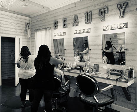 The Home Place at Valley View a Kansas City Missouri Wedding Venue Destination includes a Bridal Suite for the Bride and Bridesmaid allowing them to Prep for the big day in our pinterest-worthy bridal suite which includes a private powder room, 3 hydraulic salon chairs, sitting area and keypad access security code on door.